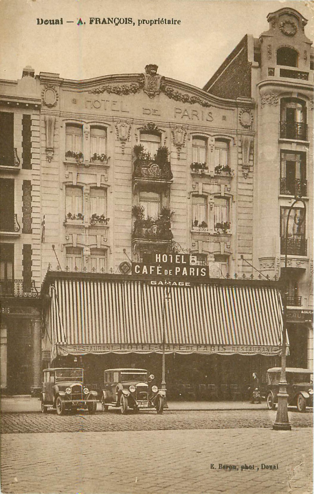 59 DOUAI. Voitures anciennes devant Hôtel Café de Paris tenu par M. François avec Garage