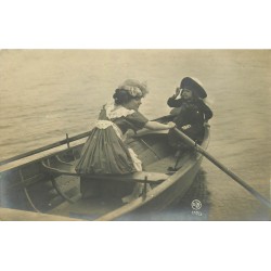 CANADA. Photo Cpa rare d'une rameuse en barque avec Fillette 1907