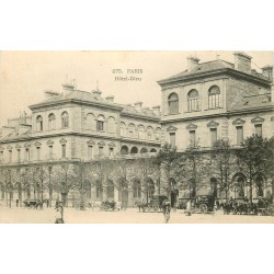 75001 PARIS. Fiacres et attelages de livraisons devant Hôtel-Dieu vers 1900