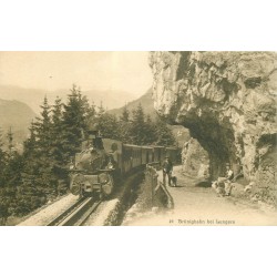 Brünigbahn bei Lungern 1920 Train avec locomotive à vapeur et promeneurs avec Chiens