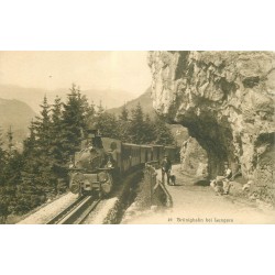 Brünigbahn bei Lungern 1920 Train avec locomotive à vapeur et promeneurs avec Chiens