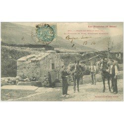 carte postale ancienne 66 PRATS-DE-MOLLO. Muletiers Espagnols Fontaine du Pont 1905