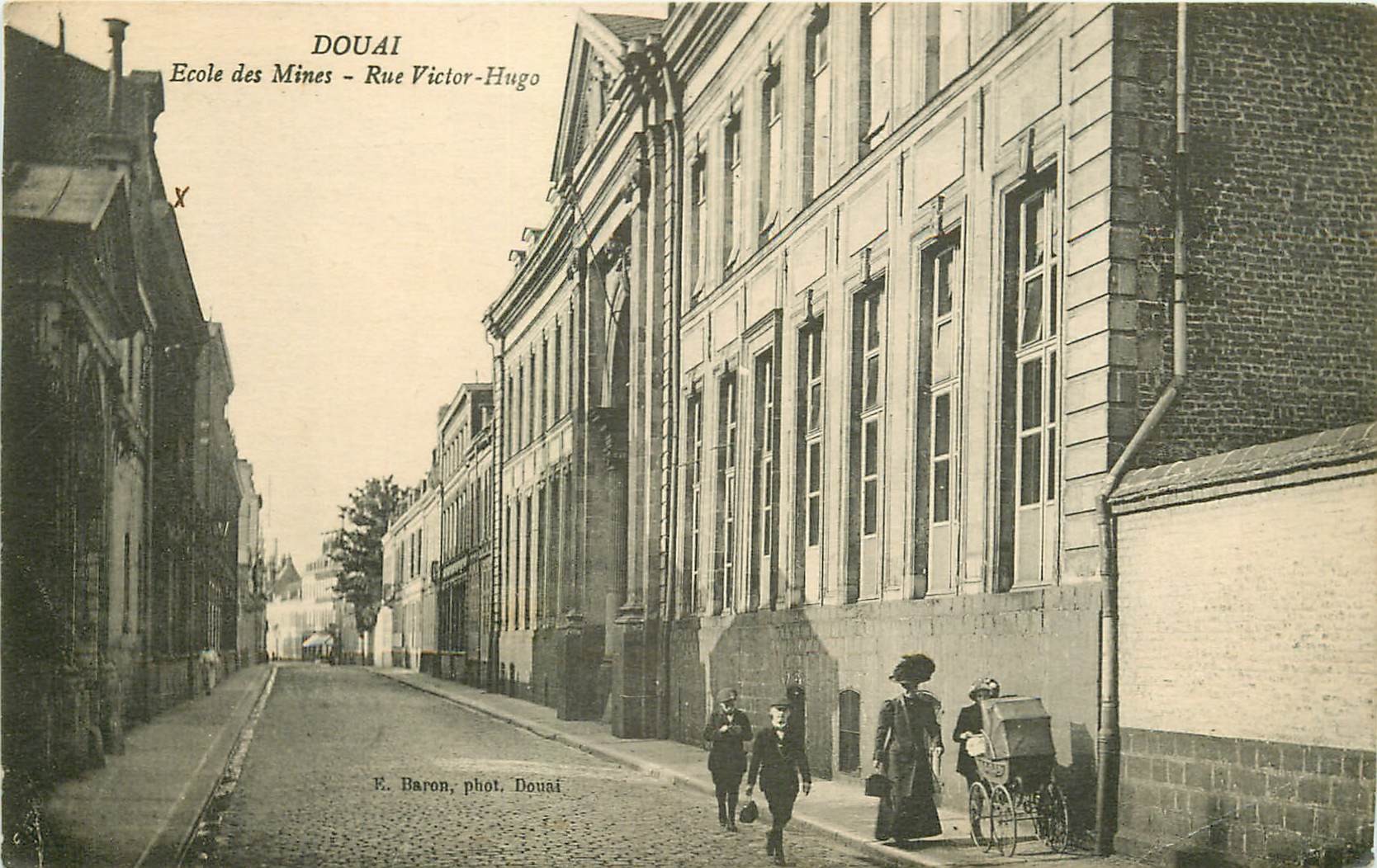59 DOUAI. Ecole des Mines rue Victor-Hugo 1921 femme avec poussette