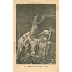 MINE MINEURS AU PAYS NOIR. Préparatifs pour allumer la Mine 1906