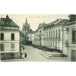 59 DOUAI. Voitures anciennes devant le Palais de Justice