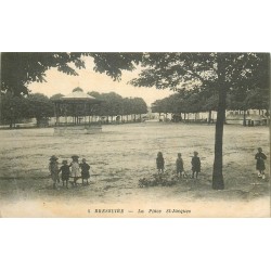 79 BRESSUIRE. Enfants sur la Place Saint-Jacques vers 1919