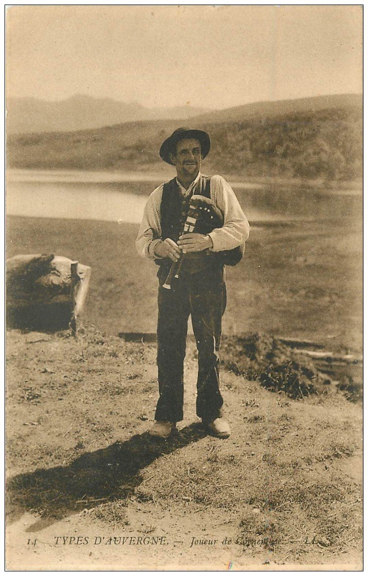 carte postale ancienne 63 AUVERGNE. Joueur de Cornemuse