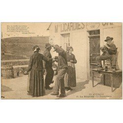 carte postale ancienne 63 AUVERGNE. La Bourrée. Le Tournichaite. Musicien au "" Bon Buveur ""