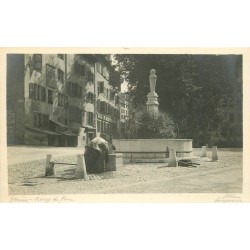 GENEVE. Place du Bourg-de-Four avec à gauch Ecole Brechbühl et personnage à la Fontaine