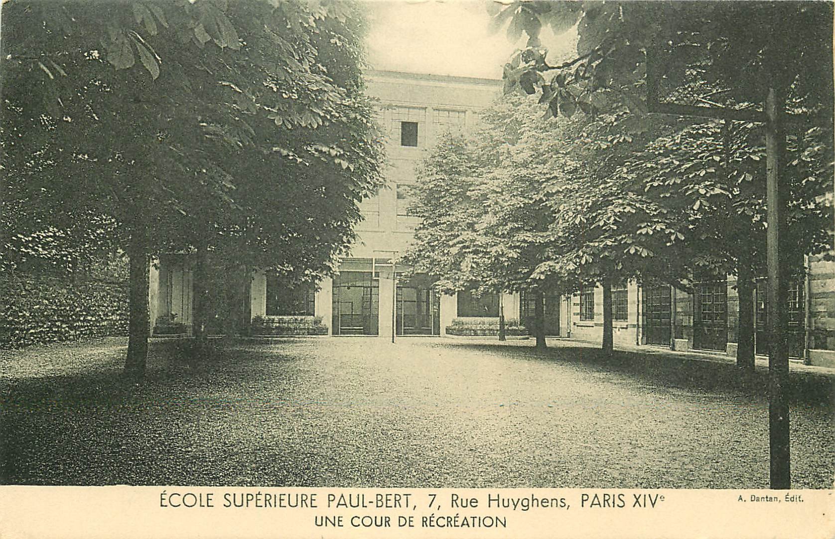 PARIS 14. Ecole Supérieure Paul-Bert 7 rue Huyghens. Cour de Récréation