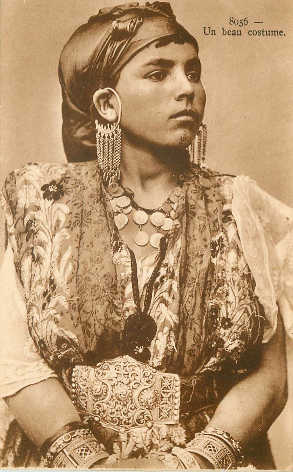 ALGERIE. Un beau costume traditionnel