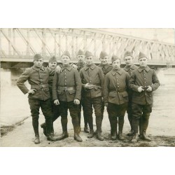 Photo cpa de Jeunes Militaires près d'un Pont en Fer