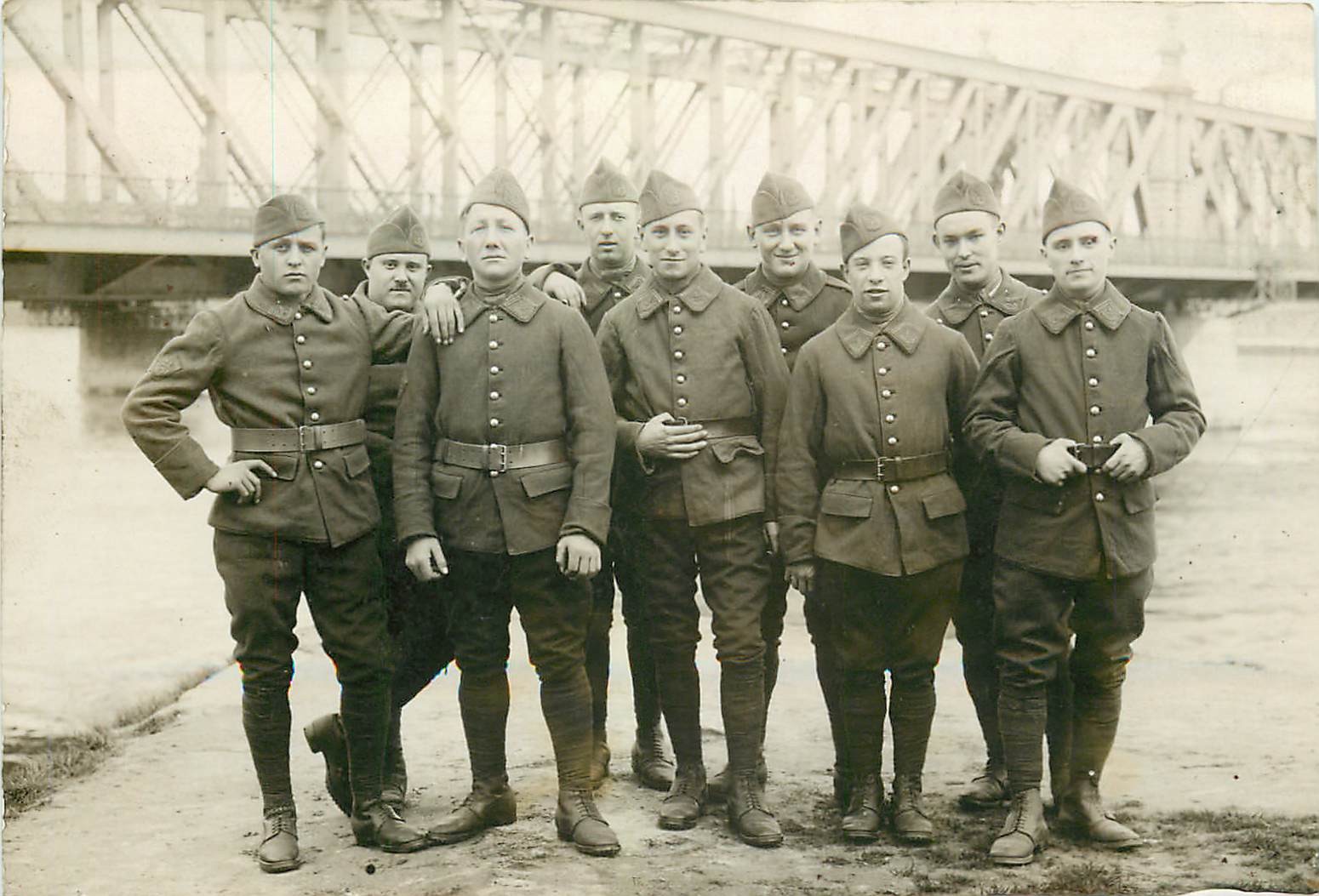 Photo cpa de Jeunes Militaires près d'un Pont en Fer