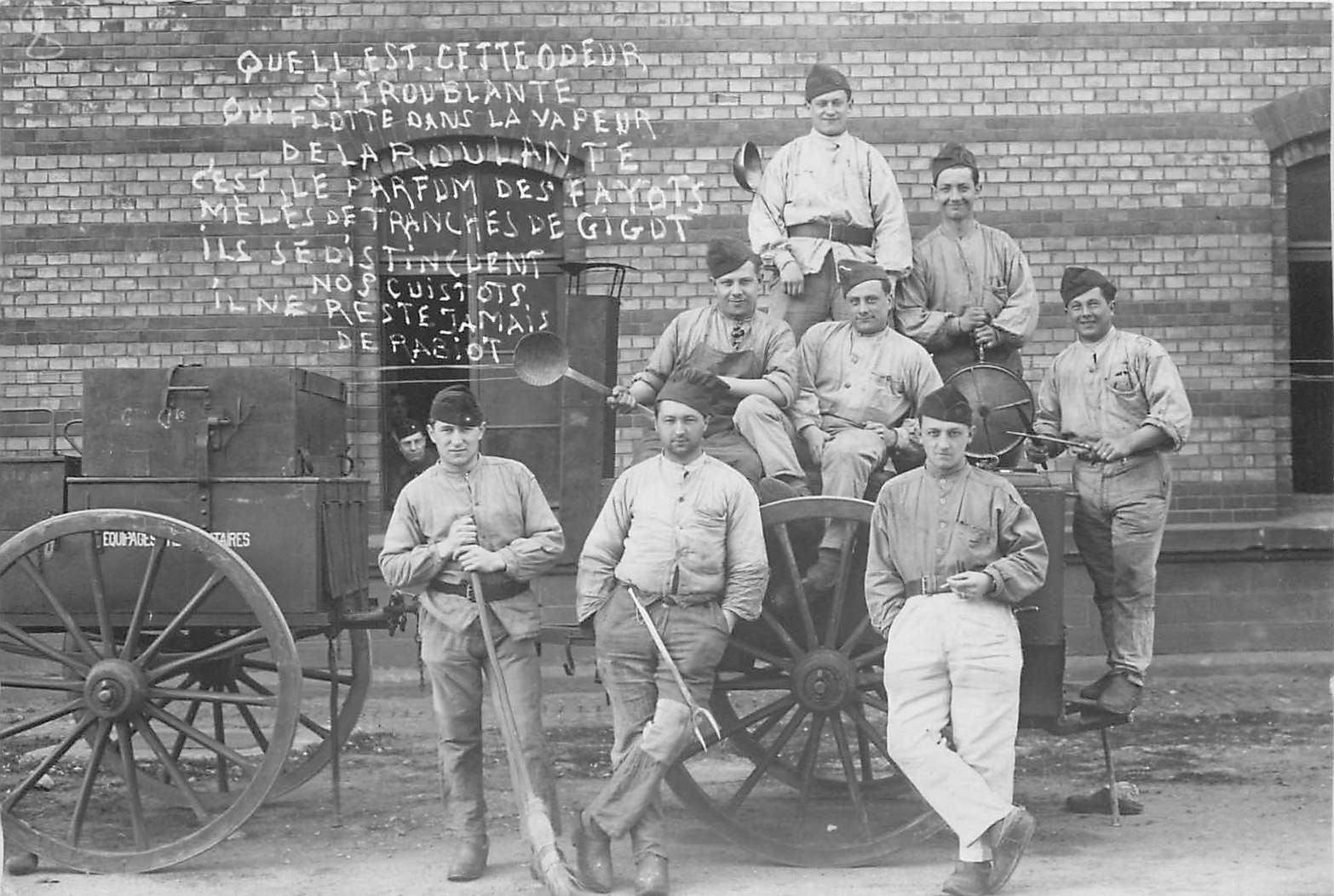 Photo cpa de Jeunes Militaires Cuisiniers avec la popote
