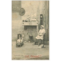 carte postale ancienne 63 AUVERGNE. Un intérieur: Cheminée, Bébé dans berceau, pendule et Chien