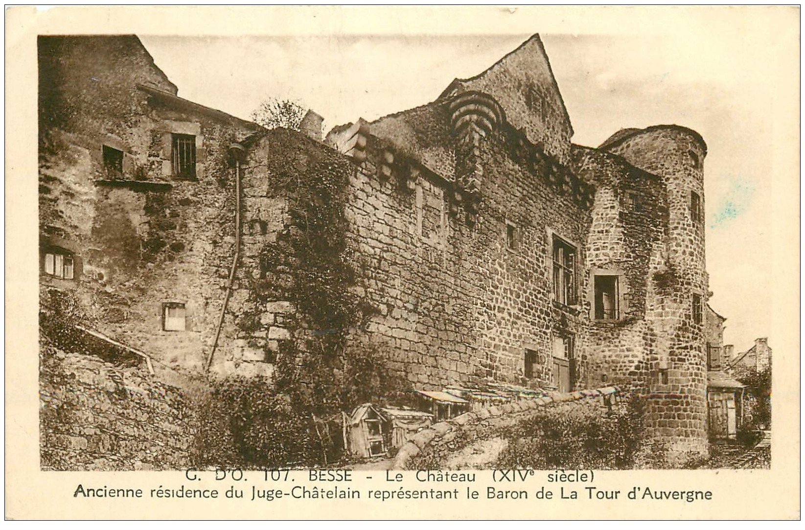 carte postale ancienne 63 BESSE. Le Château du Juge-Châtelain 1942