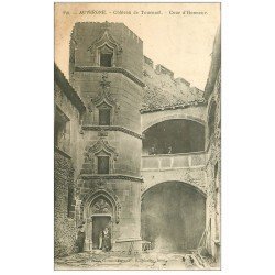 carte postale ancienne 63 CHATEAU DE TOUNOEL. Cour d'Honneur 1904 animation