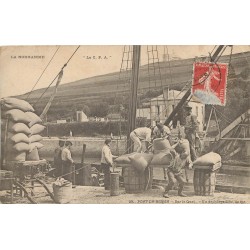 14 PORT-EN-BESSIN. Sur le Quai un déchargement de Blé