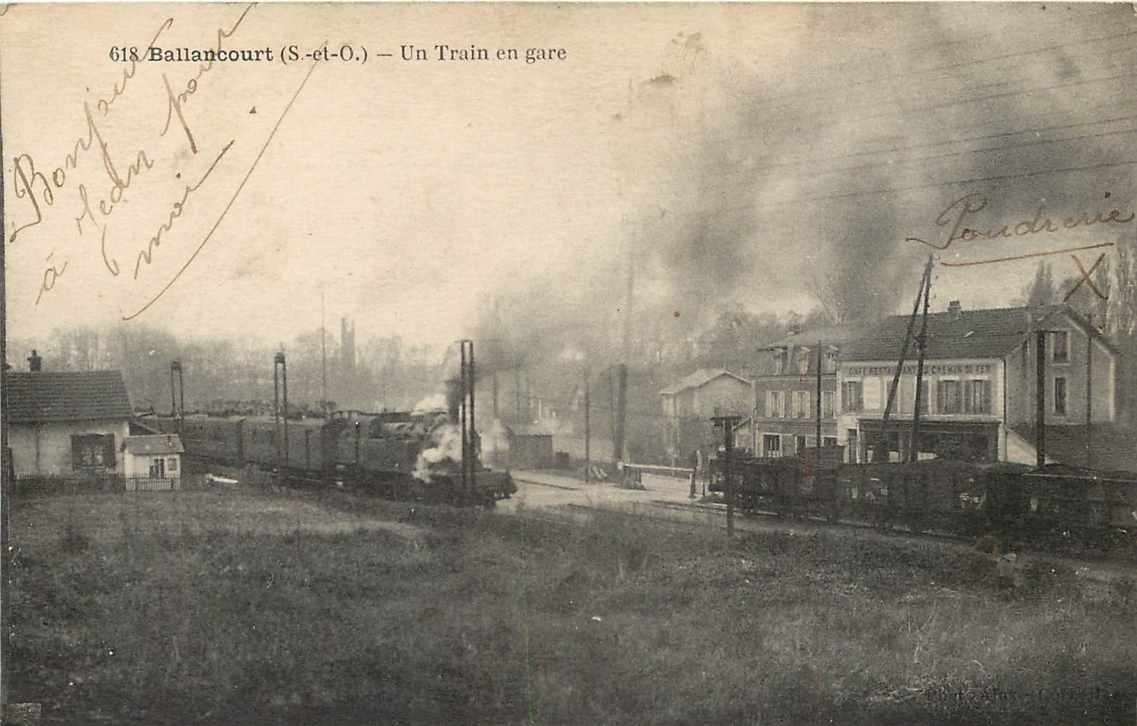 91 BALLANCOURT. Un Train en Gare et arrière plan Café Restaurant du Chemin de Fer et la Poudrerie 1921