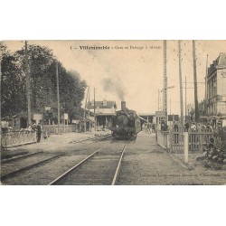 93 VILLEMOMBLE. Train avec Locomotive à vapeur en Gare et Passage à niveau 1905