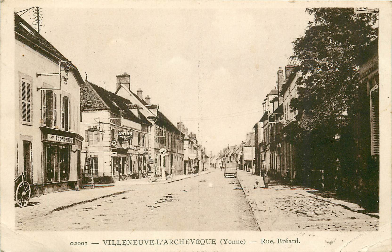 89 VILLENEUVE-L'ARCHEVEQUE. Rue Bréard avec pompe à essence Antar 1937