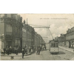 62 CALAIS. Boulevard Gambetta avec tramway devant Le Nabab