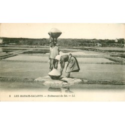 Métiers de la Mer. LES MARAIS SALANTS. Enlèvement du Sel