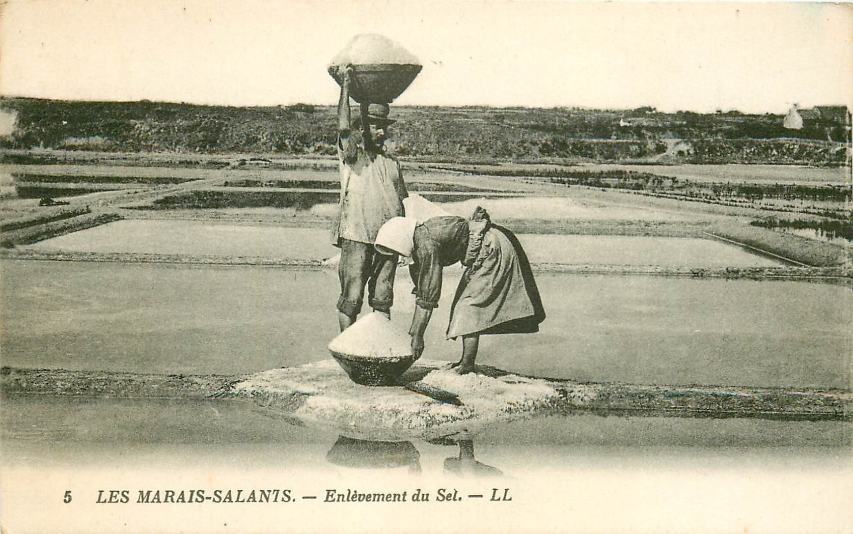 Métiers de la Mer. LES MARAIS SALANTS. Enlèvement du Sel