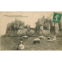 61 ORGERES. Nombreux personnages sur les Rochers et Grotte Fée Couesnon Bergère avec ses moutons