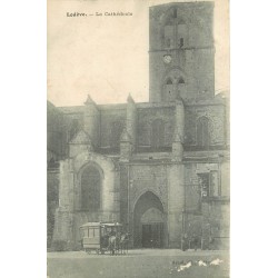 34 LODEVE. Attelage transports de voyageurs devant la Cathédrale