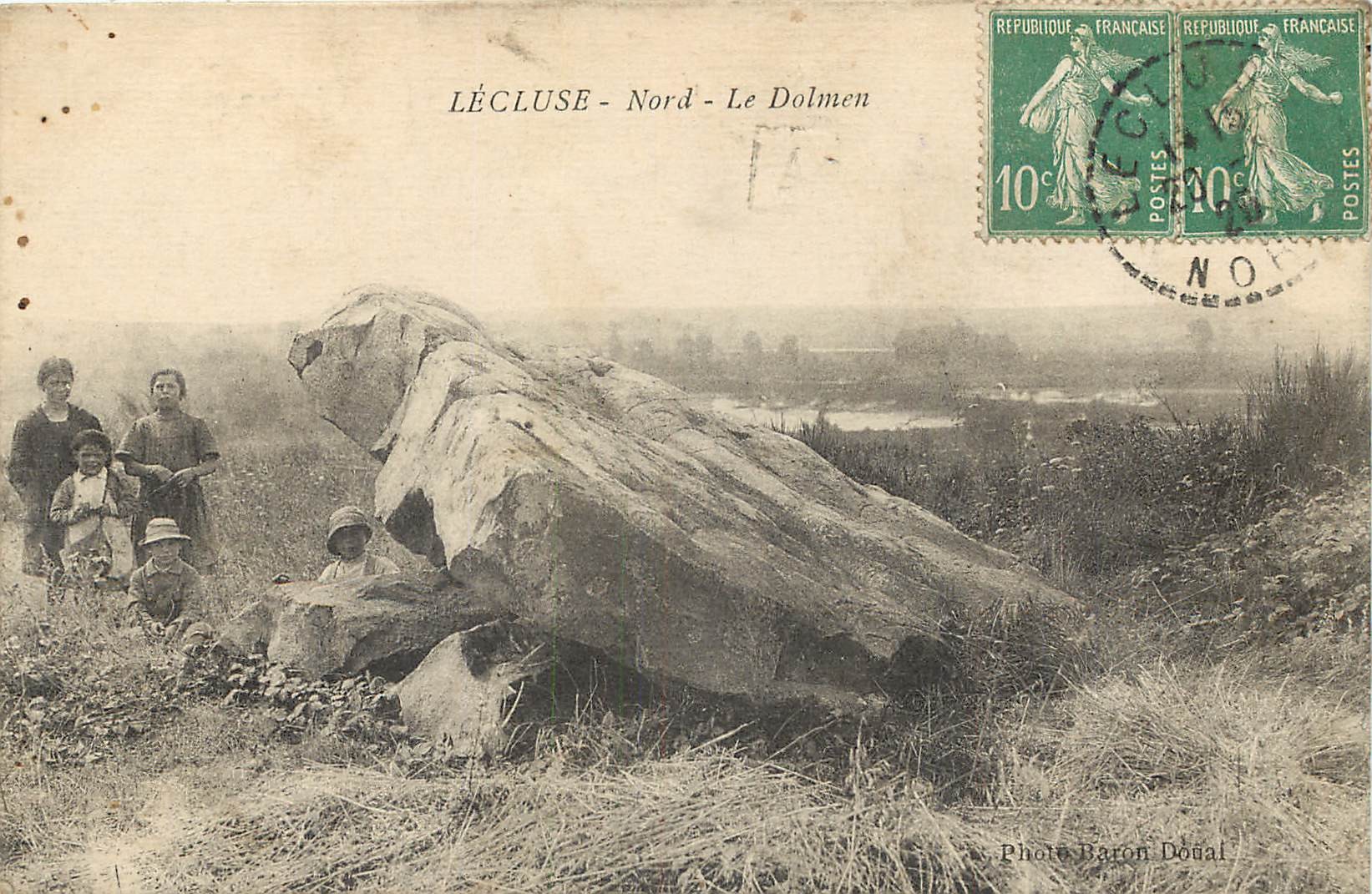 59 LECLUSE. Le Dolmen avec enfants 1925