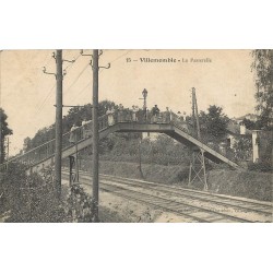 93 VILLEMOMBLE. La Passerelle bien animée vers 1909