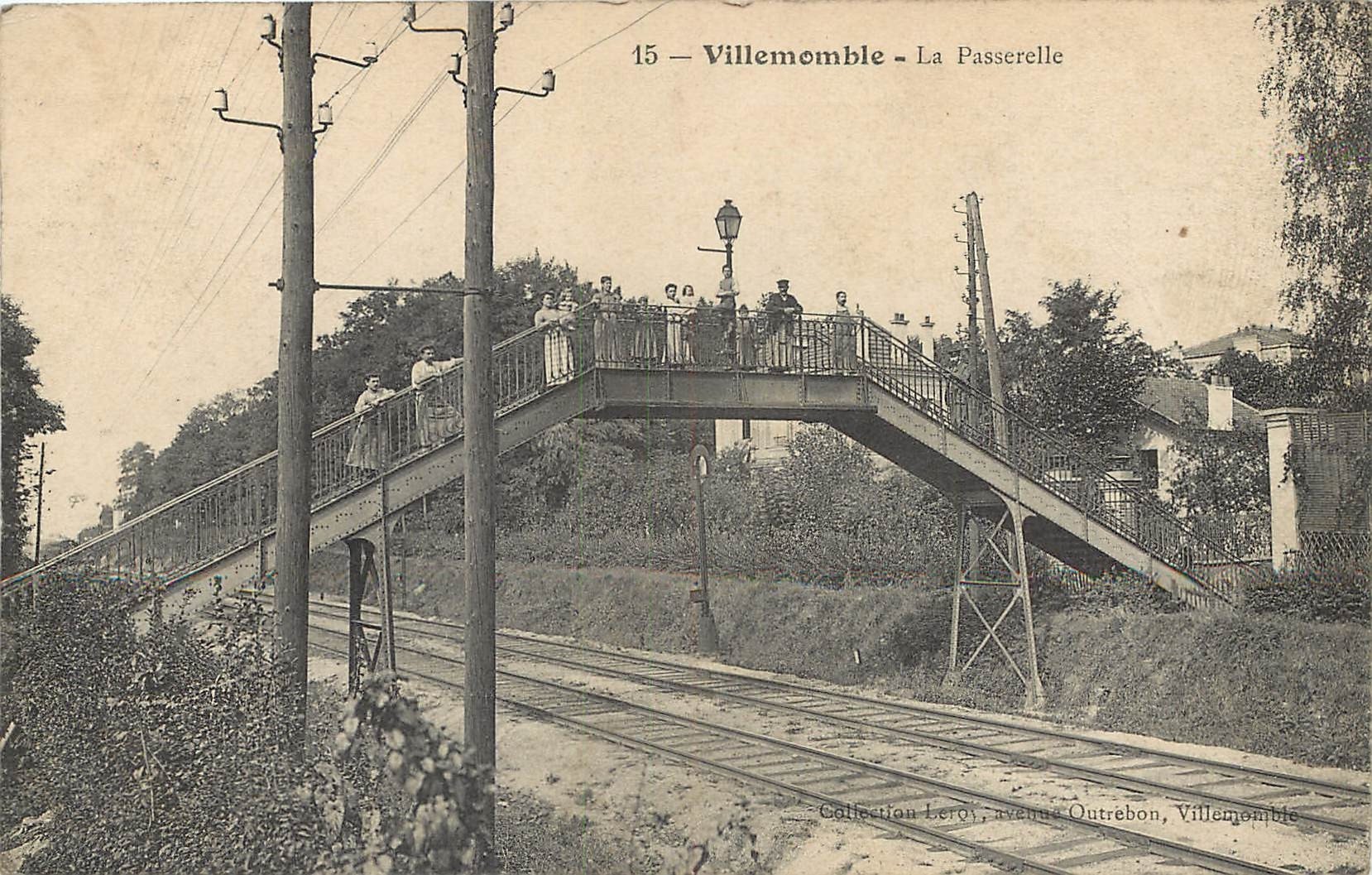 93 VILLEMOMBLE. La Passerelle bien animée vers 1909