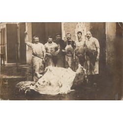 METIERS. Groupe de Bouchers dépeçant un animal...