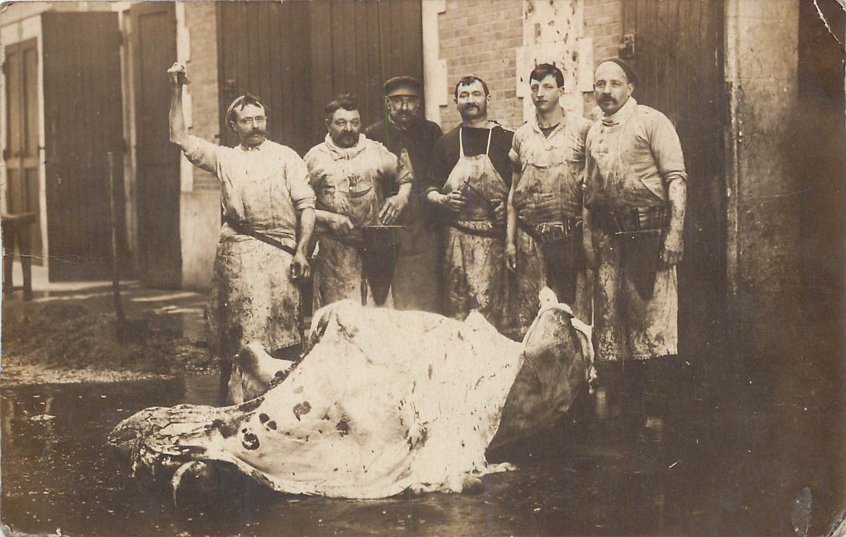 METIERS. Groupe de Bouchers dépeçant un animal...