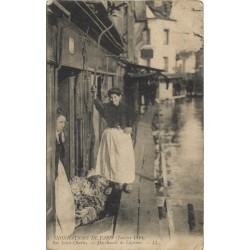 PARIS 15. Marchande de Légumes rue Saint-Charles pendant les inondations de 1910