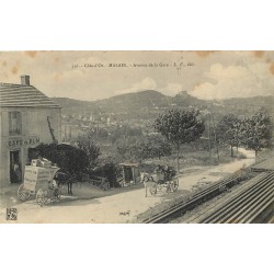 21 MALAIN. Café du PLM et attelages avenue de la Gare 1908