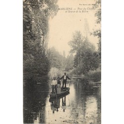 21 MARLIENS.Passeur en barque sur la Source de la Biètre au Parc du Château 1909