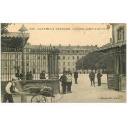 carte postale ancienne 63 CLERMONT-FERRAND. Caserne du 353° d'Artillerie avec Livreur