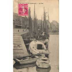 44 LE POULIGUEN. Le nettoyage d'un bateau de Pêcheur dans le Port 1925