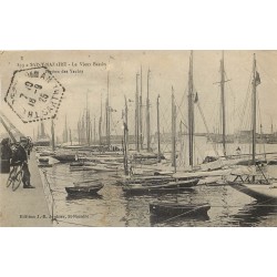 44 SAINT-NAZAIRE. Cycliste et Station des Yachts dans le Vieux Bassin 1925