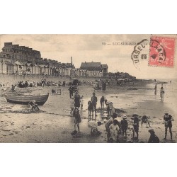 14 LUC-SUR-MER. A la recherche de crustacés sur la Plage vers 1926