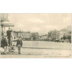 63 CLERMONT-FERRAND. Employés du Tramway Place Jaude vers 1900