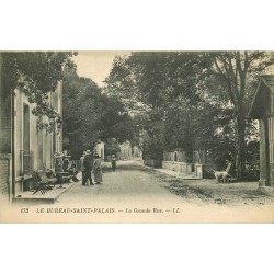 17 LE BUREAU-SAINT-PALAIS. La Grande Rue animée