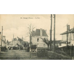 86 DANGE. La Gare avec Passage à niveau