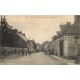 72 YVRE-LE-POLIN. Rue principale bien anime 1927