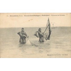 59 GRAVELINES. Pêcheuses de Crevettes au Grand-Fort-Philippe et Petit-Fort 1915