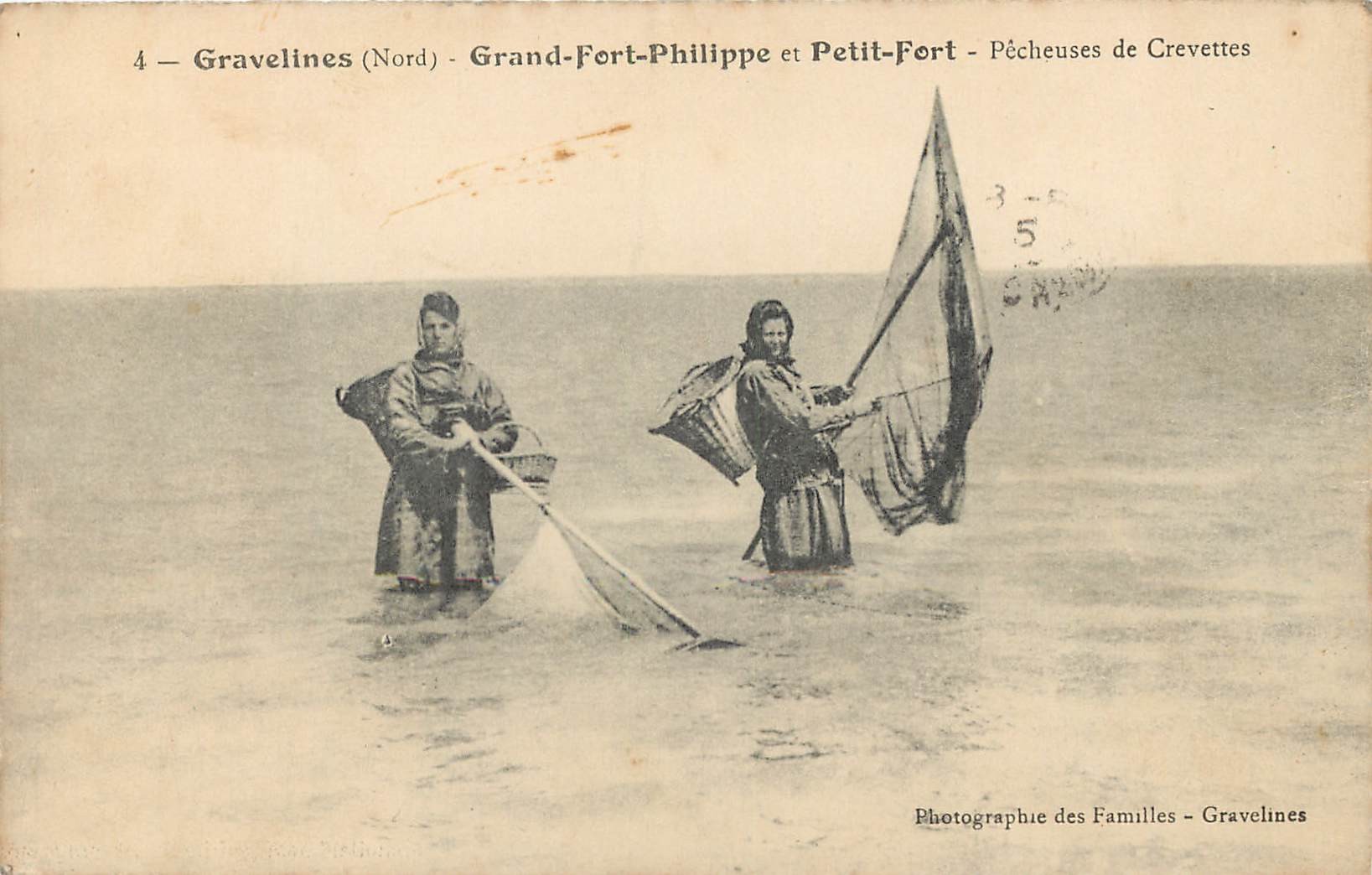 59 GRAVELINES. Pêcheuses de Crevettes au Grand-Fort-Philippe et Petit-Fort 1915