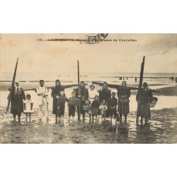 59 LOON-PLAGE. Pêcheuses de Crevettes vers 1915