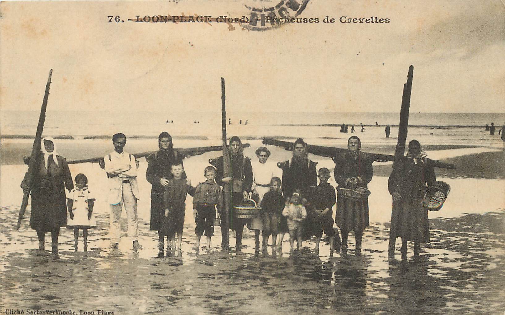59 LOON-PLAGE. Pêcheuses de Crevettes vers 1915